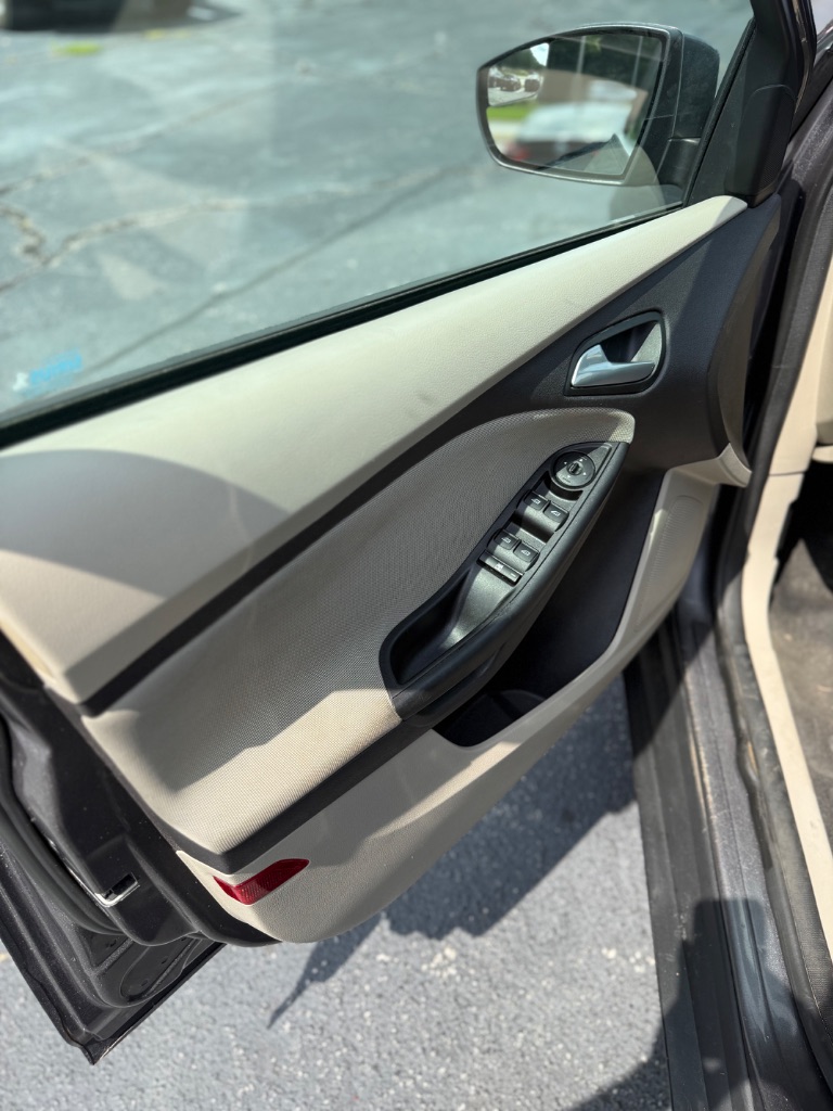 2014 Ford Focus SE - Photo 8