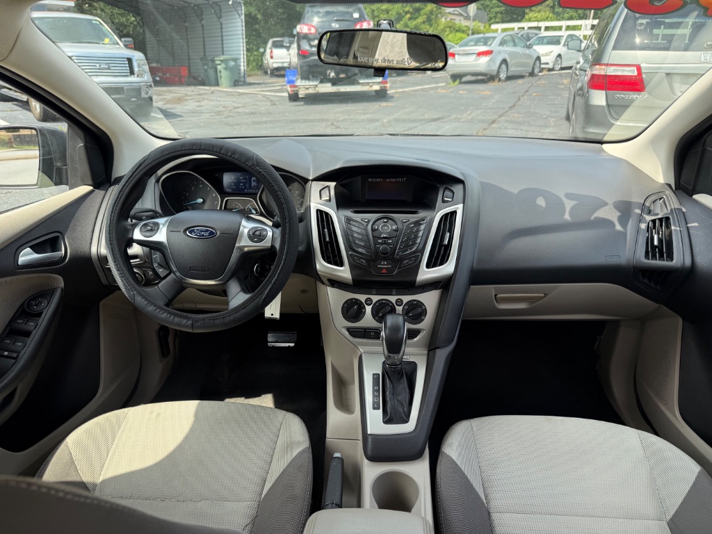 2014 Ford Focus SE - Photo 16