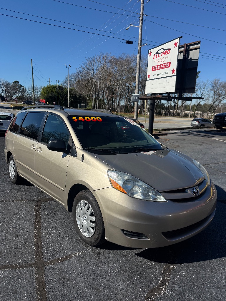 2010 Toyota Sienna LE's photo